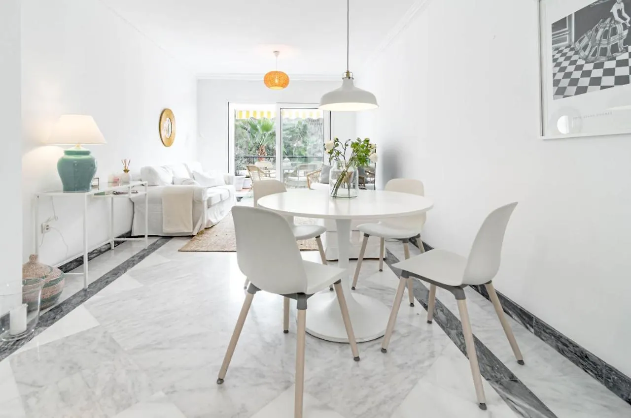 Appartement Contemporary 2Br Apt With Terrace In Nueva Andalucia 'The Golf Valley' à Marbellac