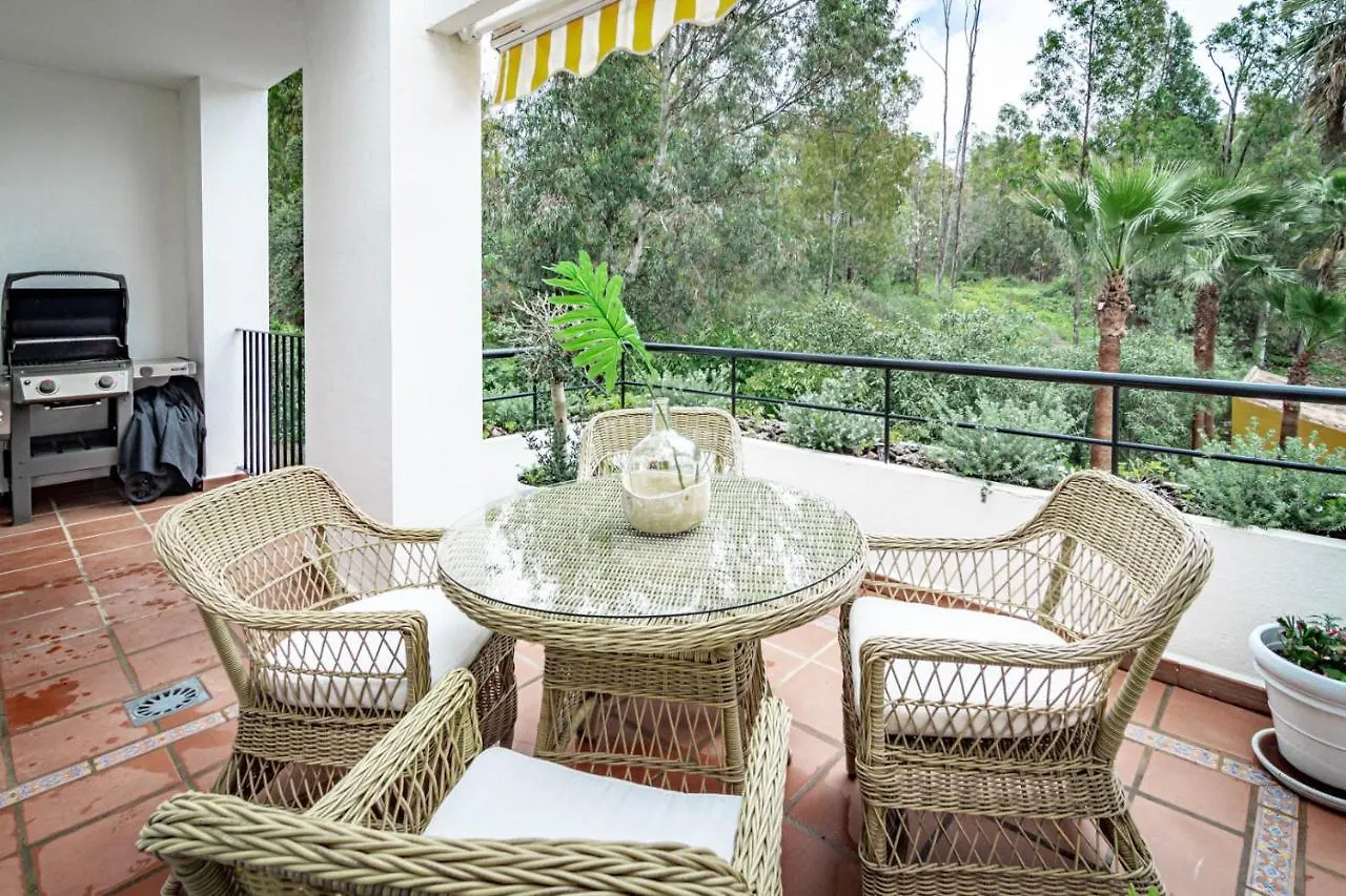 Appartement Contemporary 2Br Apt With Terrace In Nueva Andalucia 'The Golf Valley' à Marbellac