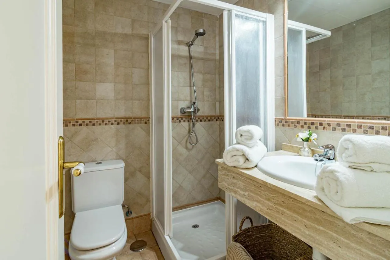 Appartement Contemporary 2Br Apt With Terrace In Nueva Andalucia 'The Golf Valley' à Marbellac
