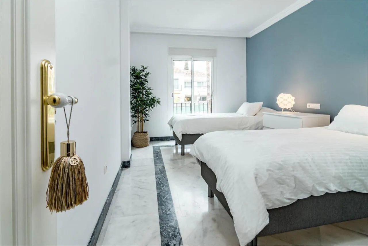 Appartement Contemporary 2Br Apt With Terrace In Nueva Andalucia 'The Golf Valley' à Marbellac