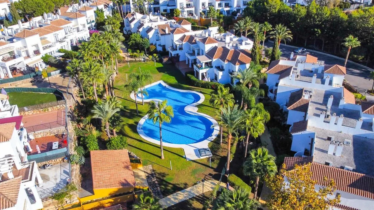 Appartement Contemporary 2Br Apt With Terrace In Nueva Andalucia 'The Golf Valley' à Marbellac