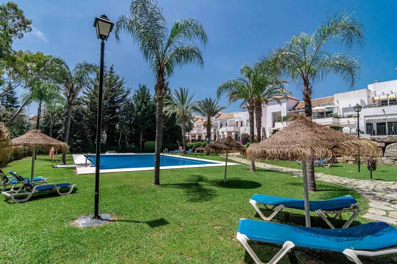 Appartement Contemporary 2Br Apt With Terrace In Nueva Andalucia 'The Golf Valley' à Marbellac